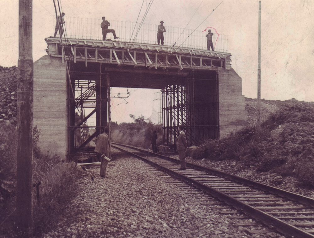 Lombardia, anni 60/70, sovrappasso ferroviario